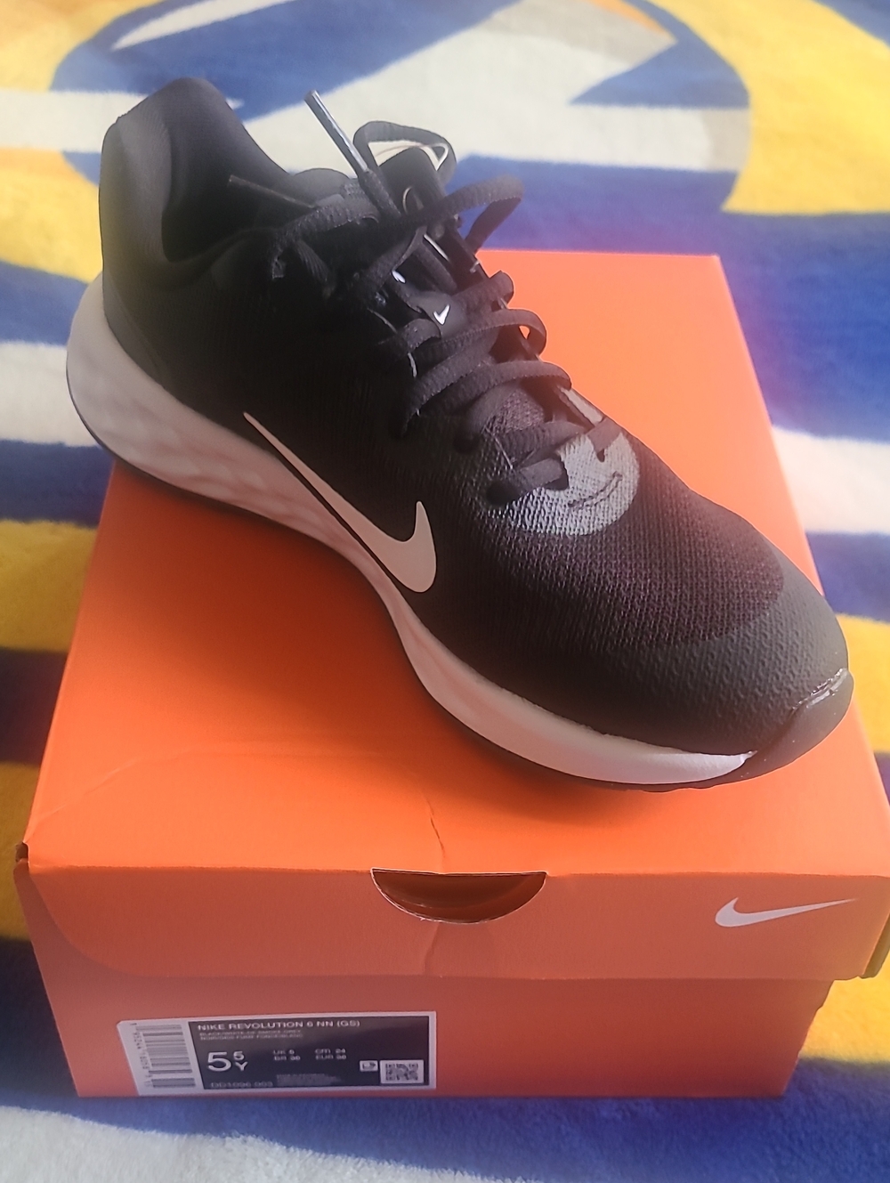 Nike Men’s Black and White Athletic Running Shoe